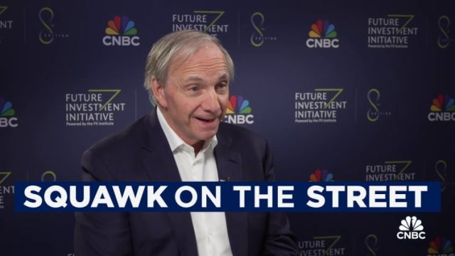 Assista à entrevista completa da CNBC com o fundador da Bridgewater Associates, Ray Dalio