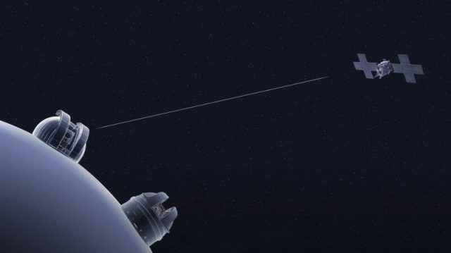 A espaçonave Psyche da NASA é retratada recebendo um sinal de laser do Dee