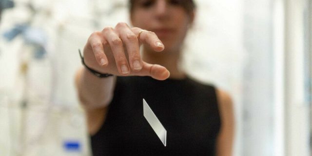 Ioanna Tsimouri inventou um laminado amortecedor, porém rígido, que ela deixa cair para testes