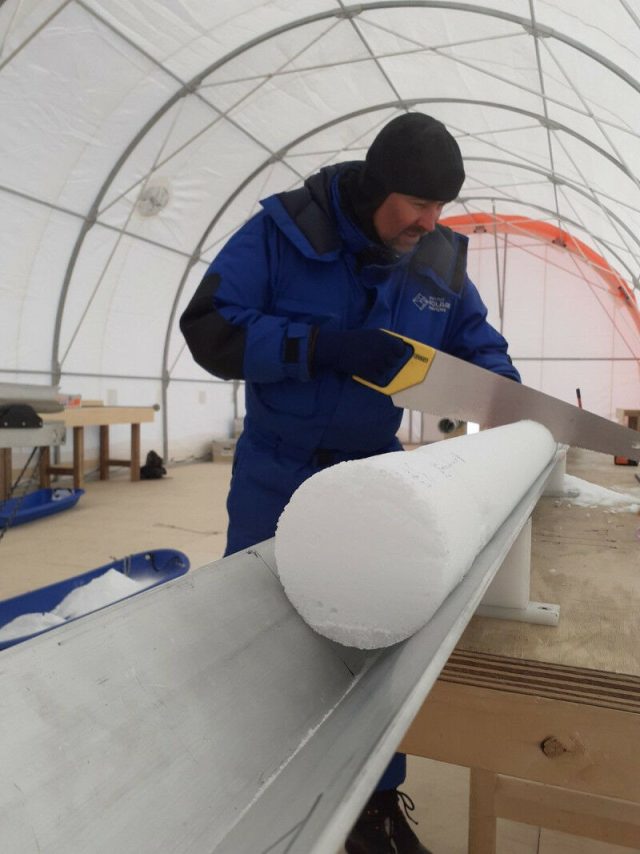 Cientista coletando amostras de gelo de um núcleo de gelo da Antártida. ©Étienne Legrain