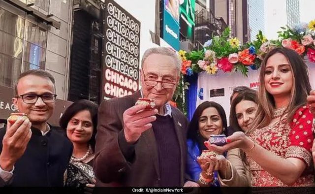 Diwali na Times Square: indianos marcam festival de luzes antes das pesquisas nos EUA
