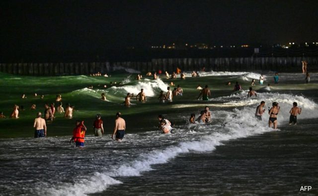 Muito quente para visitar a praia? As praias iluminadas de Dubai são um sucesso à noite
