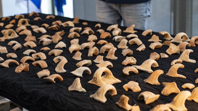 Uma mesa preta com muitas pequenas peças de cerâmica dispostas