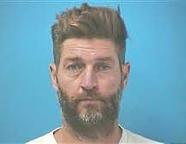 Jay Cutler posa para foto depois de ser preso por DUI e porte de arma no Tennessee.