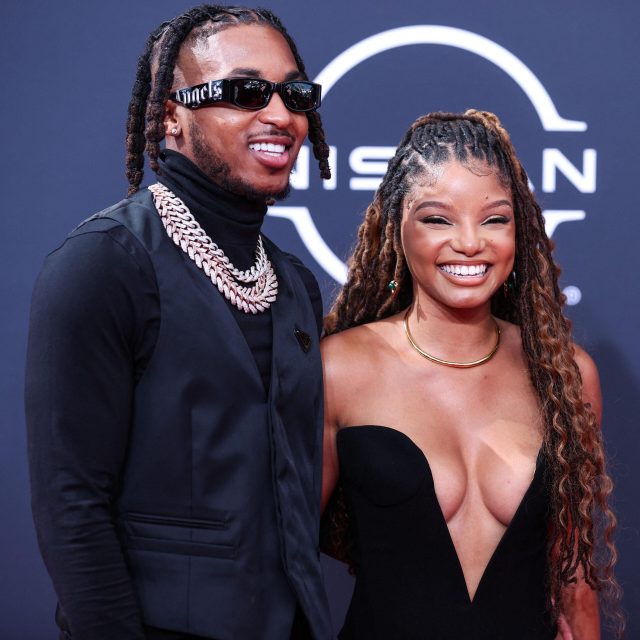 O namorado de Halle Bailey, o rapper DDG, a critica em uma nova música por beijar na tela