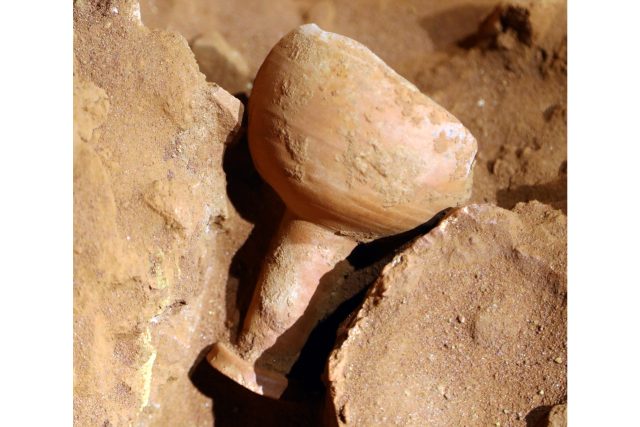 Um cálice de cerâmica na terra