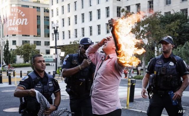 Homem ateia fogo no braço nos EUA para protestar contra a guerra Israel-Hamas
