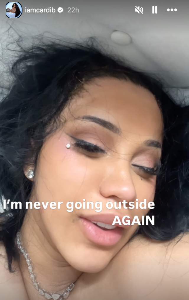 Cardi B na cama após festa épica