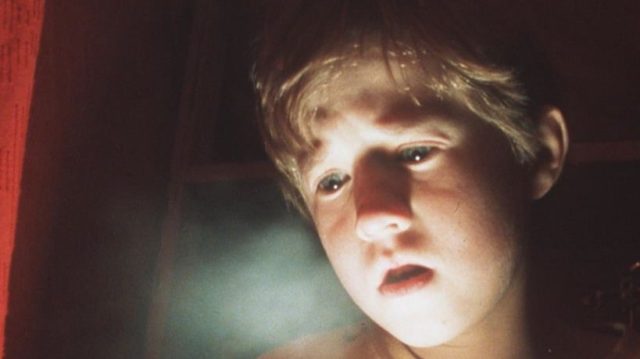 Assustado com seus poderes paranormais, Cole Sear (Haley Joel Osment), de 8 anos, é muito jovem para entender seu propósito em 