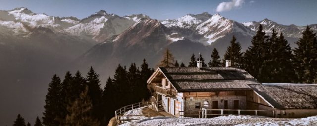 linda casa nas montanhas