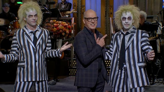 Andy Samberg como Beetlejuce no episódio da 50ª temporada do SNL de Michael Keaton