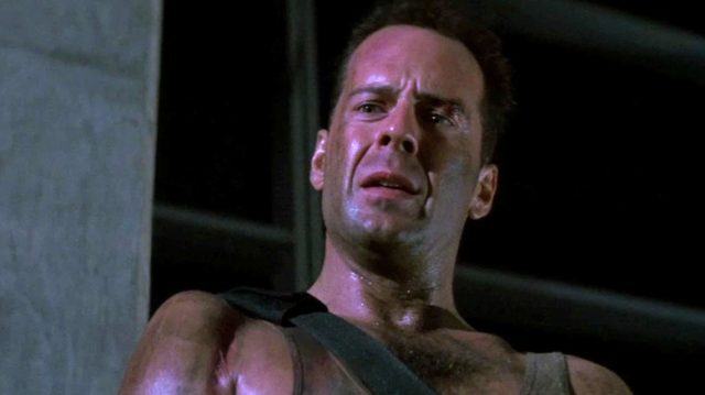 John McClain parece suado em Die Hard