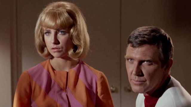 Teri Garr como Roberta e Robert Lansing como Gary no episódio de Star Trek, Assignment: Earth