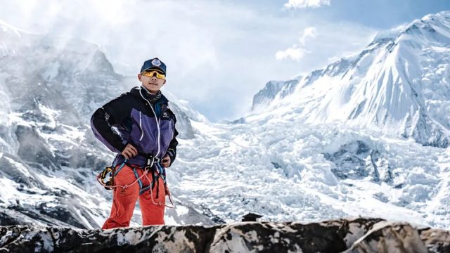 Adolescente do Nepal, o mais jovem a escalar os 14 picos mais altos, diz que os sherpas merecem coisa melhor
