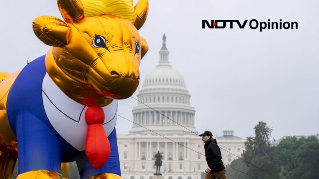 (2 de outubro) A cúpula do edifício do Capitólio dos EUA é visível enquanto Chris Litchfield, de Washington, DC, um ativista da Faithful America, amarra um balão dourado de 4,5 metros destinado a se assemelhar a Donald Trump.