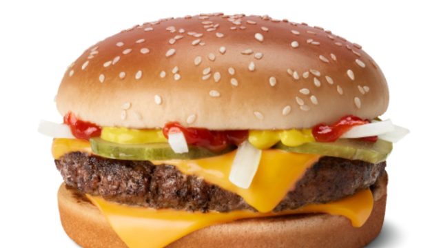 Quase 50 doenças, 1 morte causada por surto de E. coli ligado ao McDonald's Quarter Pounders
