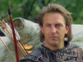 Kevin Costner as Robin Hood with his bow and arrow in Robin Hood: Prince of Thieves