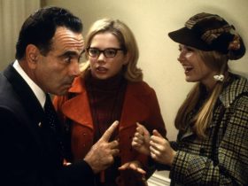 Dan Hedaya as Nixon with Michelle Williams as Arlene as he points at Kirsten Dunst's Betsy in Dick