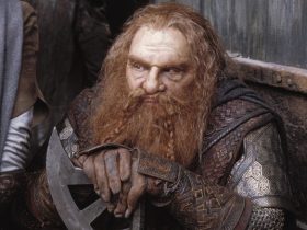 Gimli holding his axe in The Lord of the Rings: The Two Towers