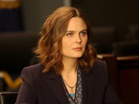 Temperance Brennan sitting in a chair on Bones