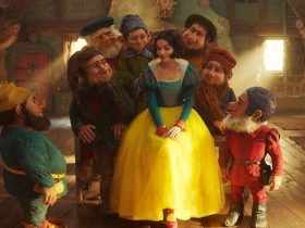 Rachel Zegler as Snow White surrounded by the seven dwarfs in Snow White (2025)