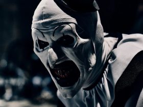 David Howard Thornton as Art the Clown grinning maliciously in Terrifier 3