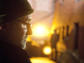 David Fincher wearing a hat on the set of The Social Network