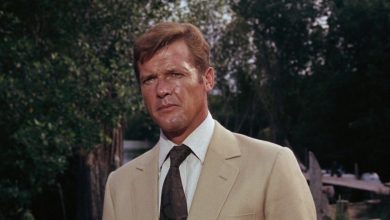 James Bond, de Roger Moore, em um terno bege contra um fundo verde em Live and Let Die